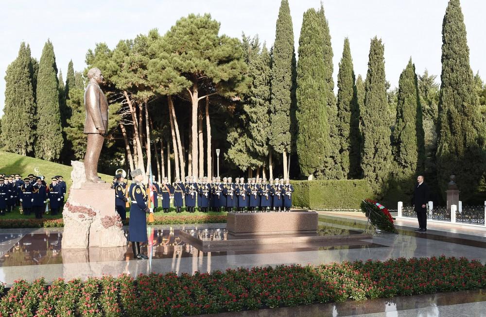 Президент Ильхам Алиев посетил могилу общенационального лидера Гейдара Алиева (ФОТО)