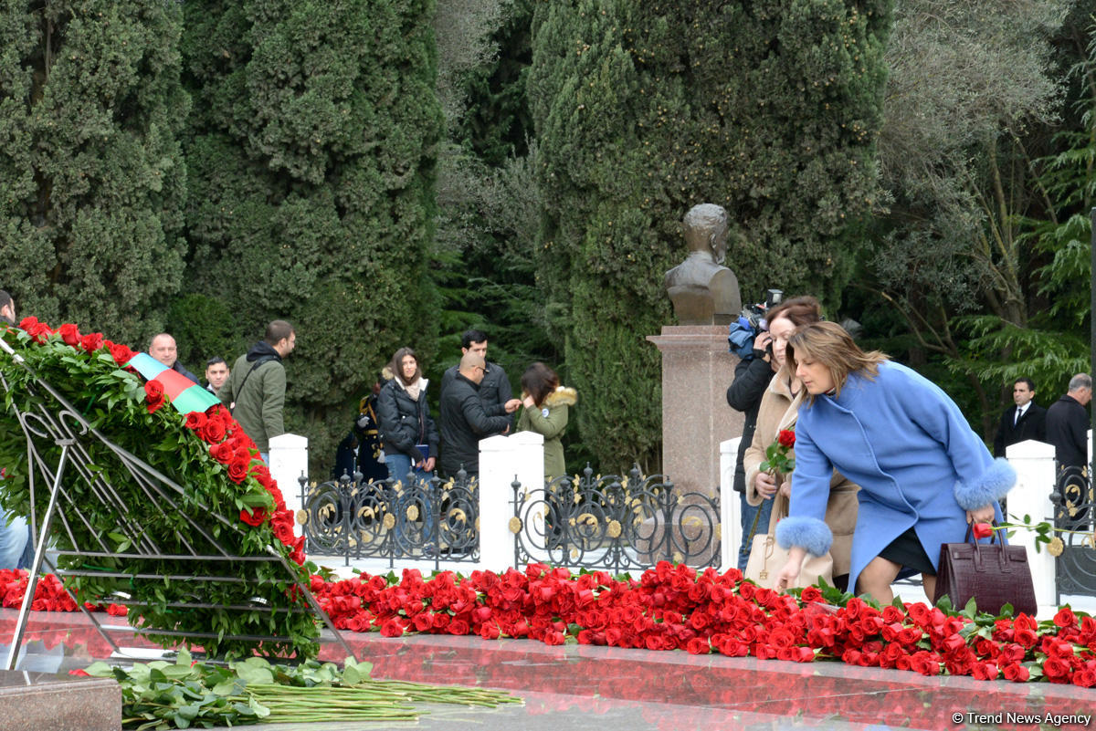 Общественность Азербайджана посещает Аллею почетного захоронения в четырнадцатую  годовщину кончины общенационального лидера Гейдара Алиева (ФОТО)