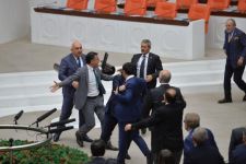 Türkiyə parlamentində yumruq davası (FOTO/VİDEO)