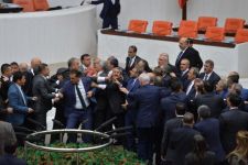 Türkiyə parlamentində yumruq davası (FOTO/VİDEO)