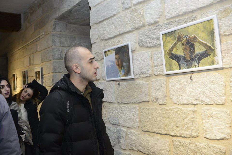 Прочитать характер по лицу: эмоциональные портреты на выставке в Баку (ФОТО)