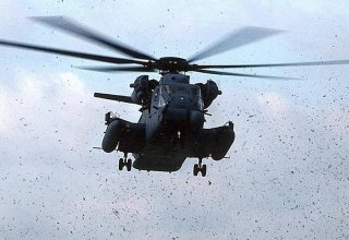 В Японии от американского вертолета CH-53 отвалилась деталь