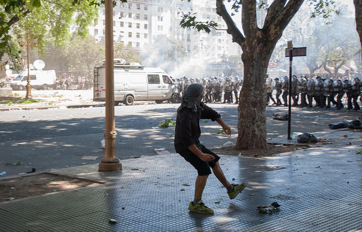 Dozens of Argentinian protesters injured in clashes