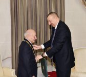 President Aliyev presents "Heydar Aliyev Order" to People's Artist Omar Eldarov (PHOTO)