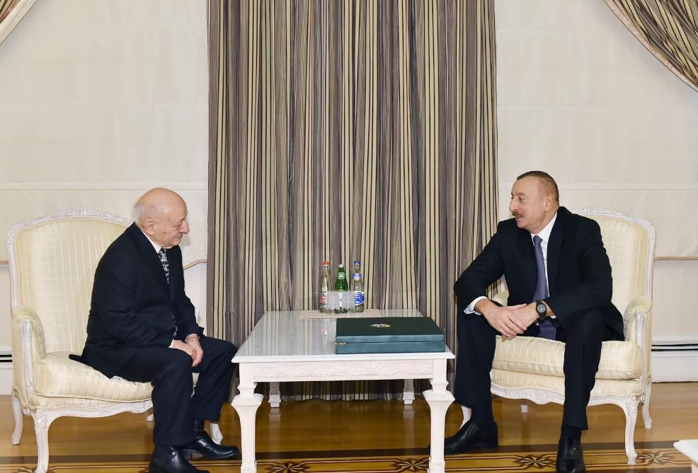 President Aliyev presents "Heydar Aliyev Order" to People's Artist Omar Eldarov (PHOTO)