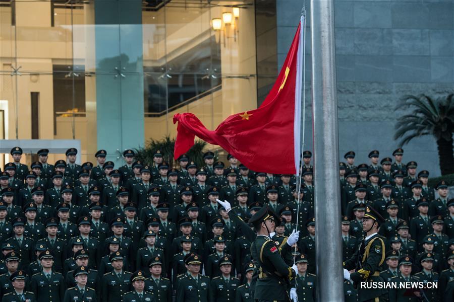Церемония поднятия государственного флага КНР в лагере контингента НОАК по случаю 18-летия восстановления суверенитета Китая над Аомэнем (ФОТО)