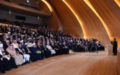 Президент Ильхам Алиев принял участие в международной конференции "Год Исламской солидарности-2017: Межрелигиозный и межкультурный диалог" (ФОТО)