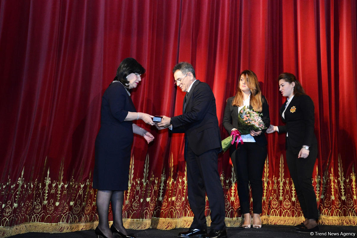 В Баку торжественно отметили 50-летие средней музыкальной школы при Культурном центре Службы госбезопасности (ФОТО)