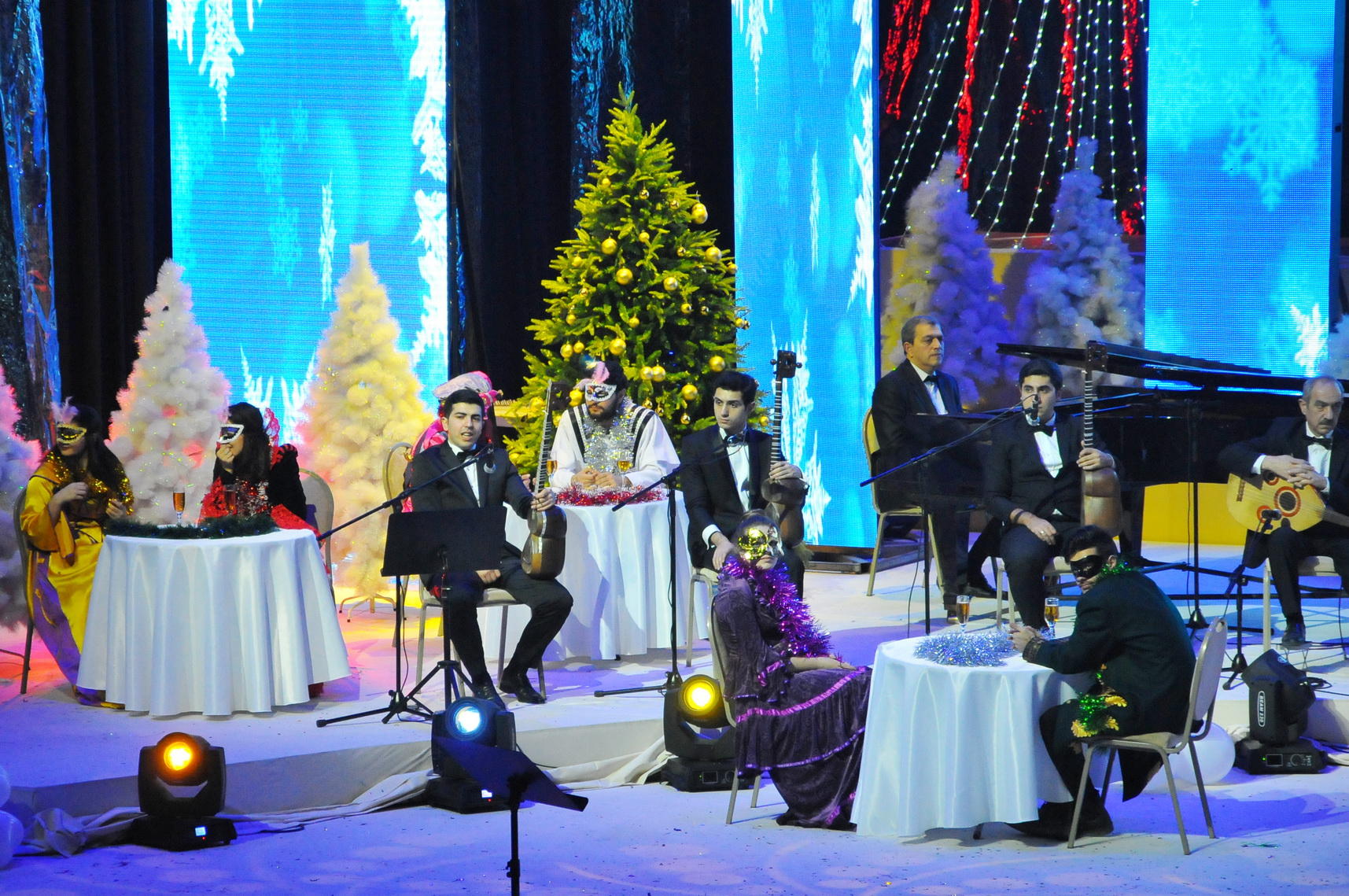 Азербайджанские звезды поздравили с наступающим Новым годом (ФОТО)