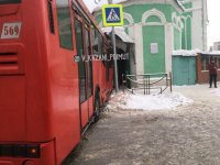 Пассажирский автобус протаранил двери мечети в Казани (ФОТО)