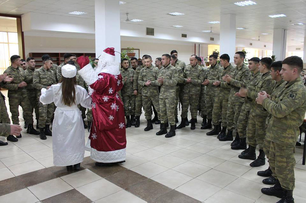 Gənclər Fondunun təşkilatçılığı ilə hərbi hissədə bayram konserti keçirilib (FOTO)