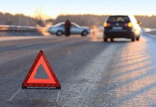 Salyanda qadın avtomobili aşırdı - İki nəfər öldü