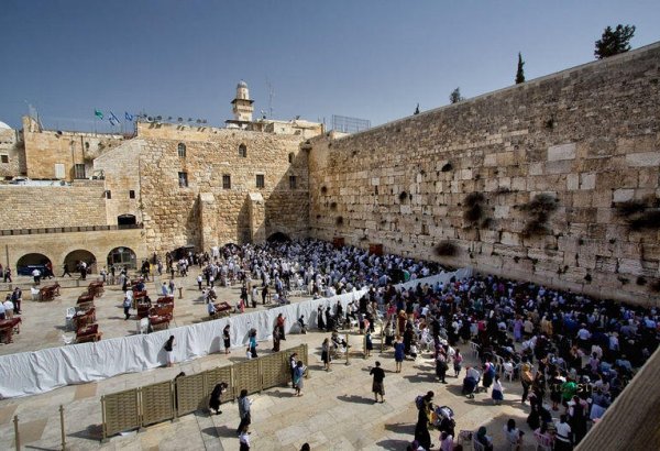 Thousands pray at Western Wall for rain to break drought