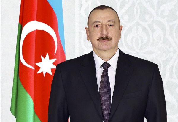 President Ilham Aliyev receives congratulations on Republic Day