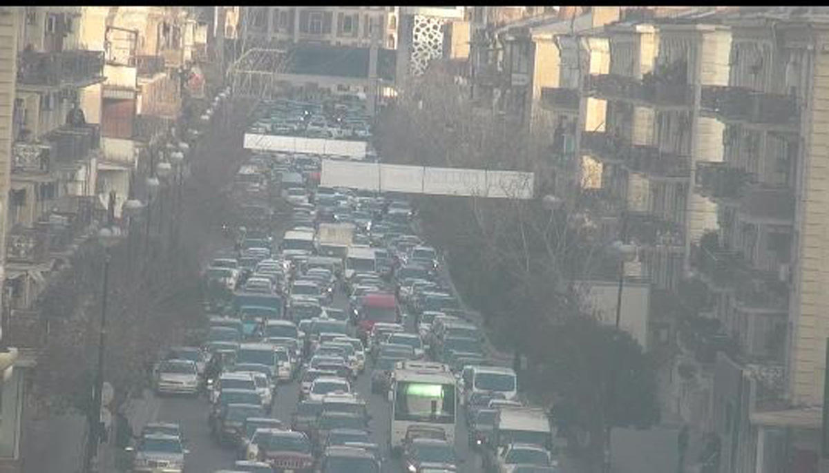 На большинстве улиц и проспектов Баку  наблюдаются пробки (ФОТО)