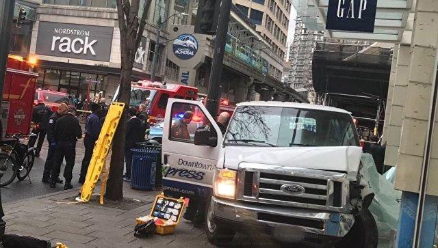 Shuttle van crashes into downtown Seattle building, 6 injured