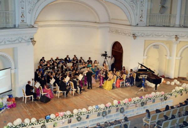 Саундтреки к известным фильмам в исполнении Азербайджанского оркестра народных инструментов (ФОТО)