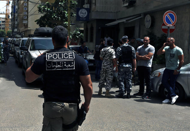 На пострадавших в центре Бейрута полицейских напали в больницах