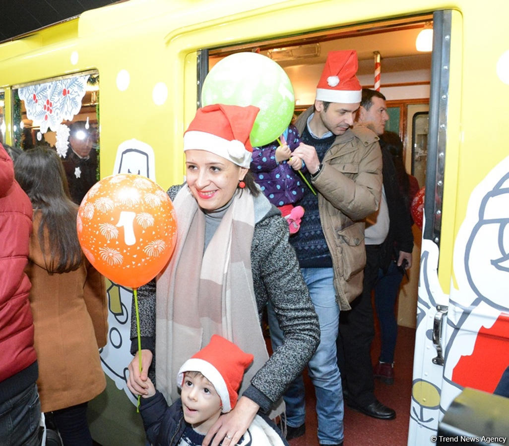 Bakı metrosunda Yeni il şənliyinə start verildi (FOTO/VİDEO)