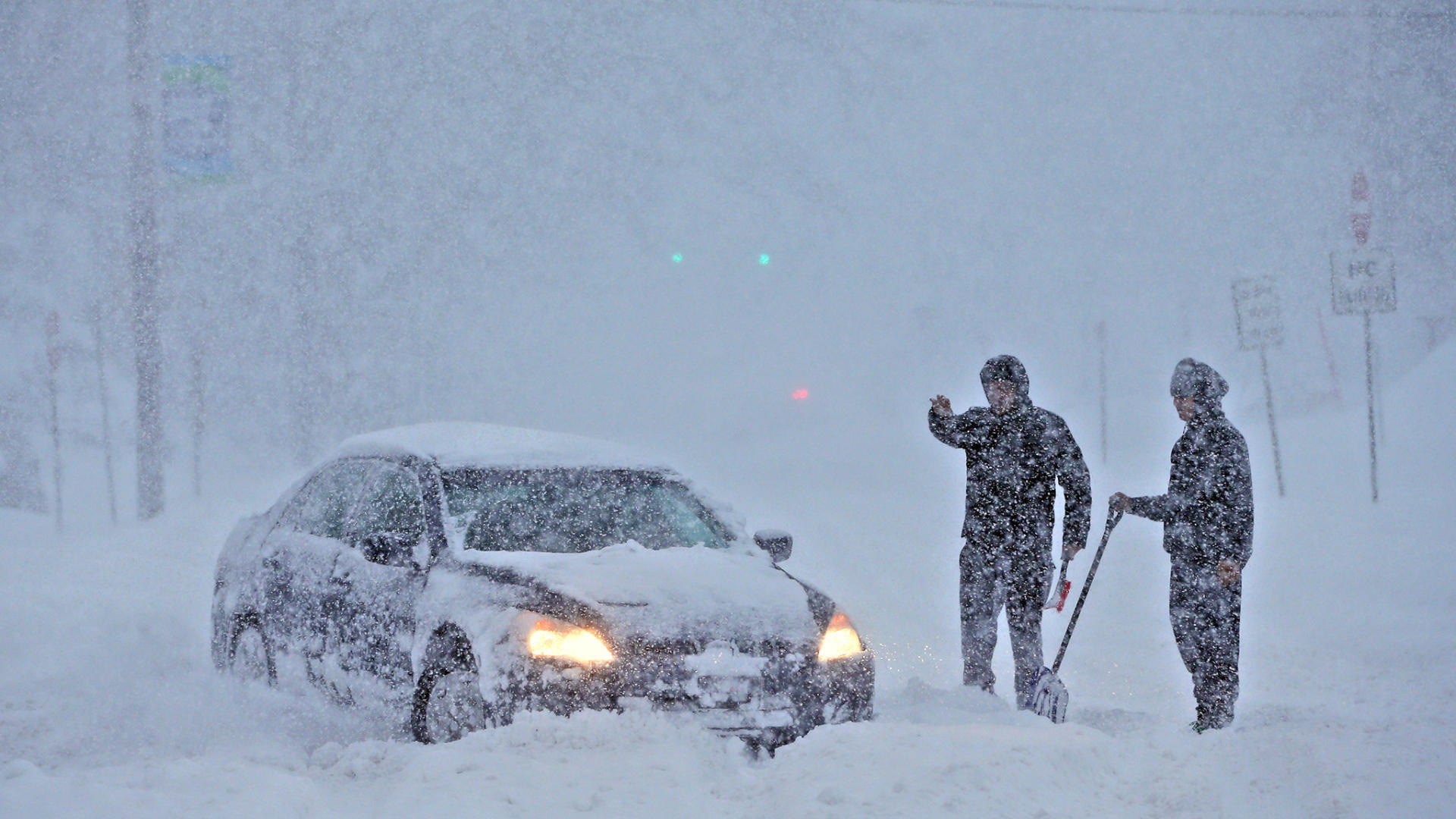 В Испании из-за снегопада на дорогах заблокированы тысячи машин