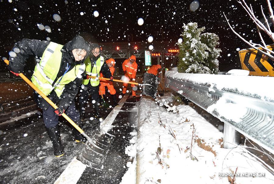 Не менее 15 тыс. туристов были заблокированы на трассе в Китае из-за снегопада