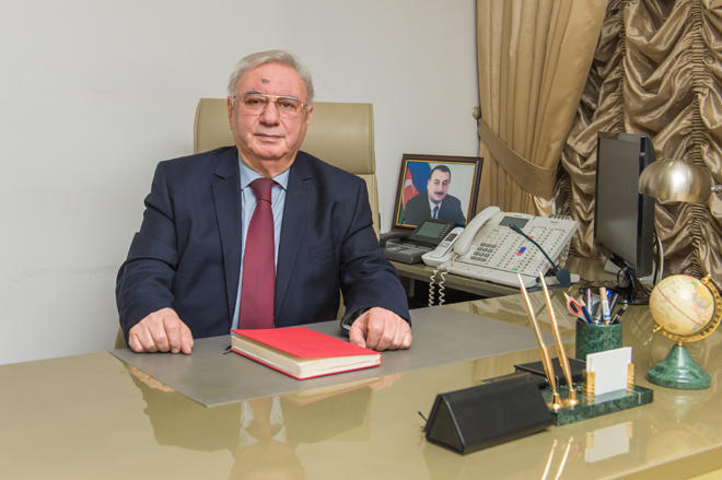 Директор Дворца Гейдара Алиева Фархад Бабаев отмечает юбилей