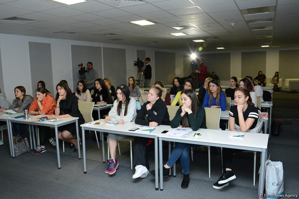 В Баку стартовали тренерские курсы FIG по художественной гимнастике (ФОТО)