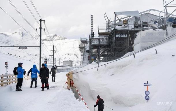Из-за снегопада 13 тыс. туристов оказались заблокированы на лыжном курорте в Швейцарии