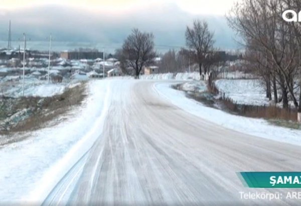 Şamaxı və İsmayıllıda yollar buz bağlayıb, nəqliyyatın hərəkəti çətinləşib (FOTO/VİDEO)