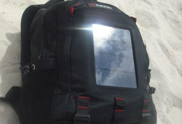 Азербайджанские студенты разработали рюкзак с солнечными батареями