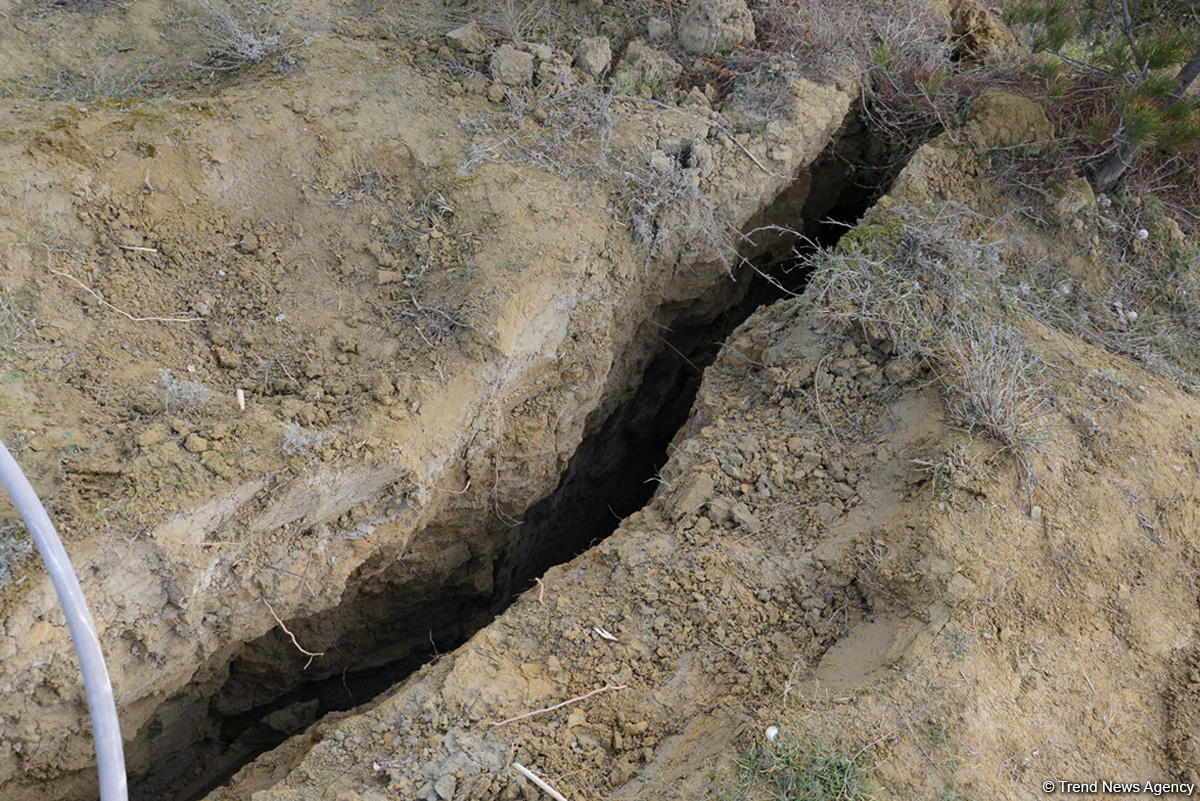 Трещины в районе бакинской телебашни достигли одного метра - минэкологии (ФОТО)