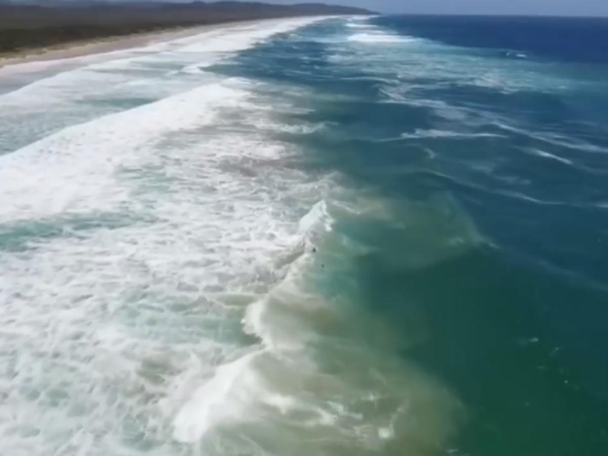 Dron okeanda batan iki yeniyetməni xilas etdi (VİDEO)