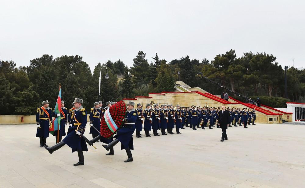 Azerbaijani president, first lady pay tribute to martyrs (PHOTO)