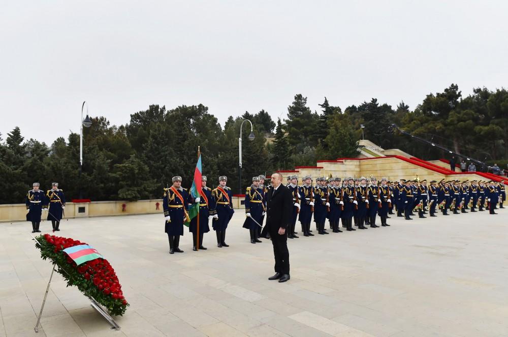Azerbaijani president, first lady pay tribute to martyrs (PHOTO)