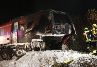 В Германии столкнулись грузовик и пассажирский поезд