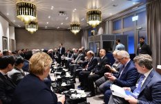 Prezident İlham Əliyev Davos Forumu çərçivəsində "Neft və qaz sənayesi siyasəti üzrə liderlərin toplantısı" adlı sessiyada iştirak edib (FOTO)