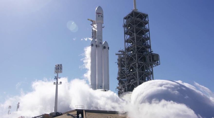 SpaceX провела успешное огневое испытание ракеты-носителя Falcon Heavy