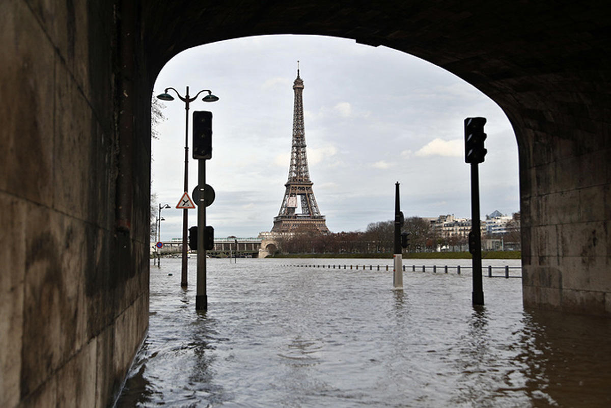 Sena məcrasından çıxdı, Parisi su basdı (FOTO)