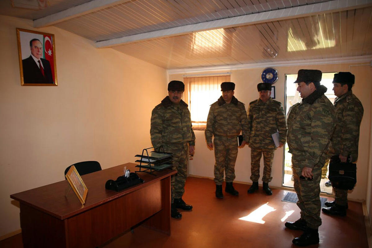 Azerbaijani defense minister reviews frontline (PHOTO)