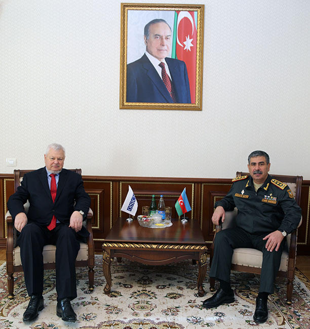 Министр обороны Азербайджана и Каспшик обсудили ситуацию на линии соприкосновения войск