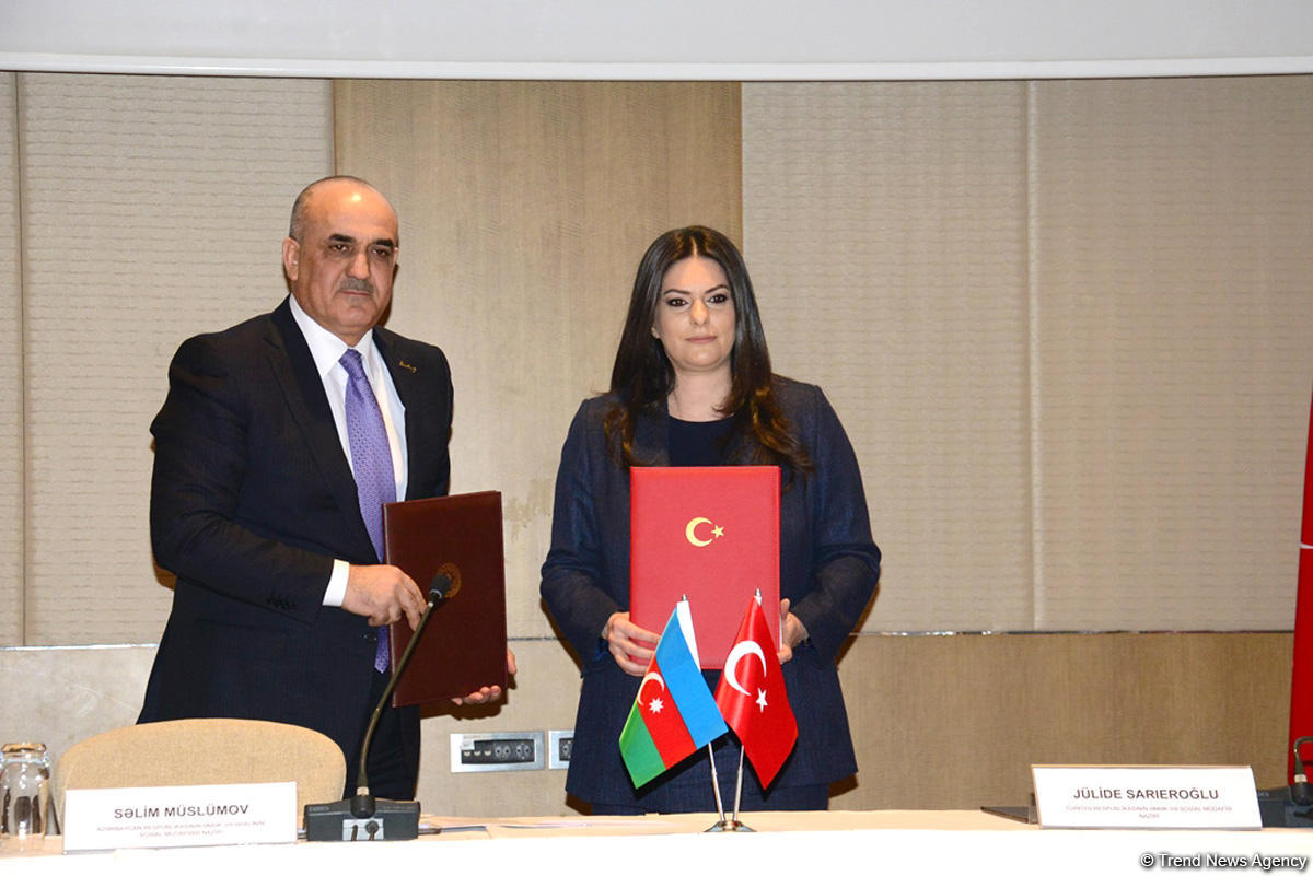 В Баку подписан протокол IX заседания азербайджано-турецкой постоянной комиссии по труду и соцзащите (ФОТО)