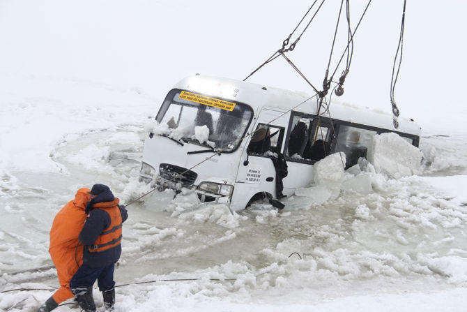 Avtobus buzun altına düşdü - İtkinlər var