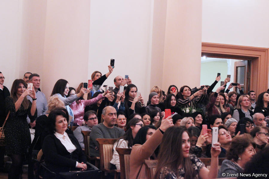 Алсу в Баку выступила на открытии выставки Фирангиз Гусейновой "Сокровища сердца" (ВИДЕО, ФОТО)