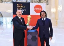 Futbol üzrə dünya çempionatının Kubokunun əsli Prezident İlham Əliyevə təqdim edilib (FOTO) (YENİLƏNİB)