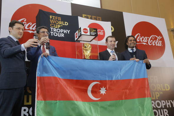 Кристиан Карамбе представил в Баку Кубок мира из чистого золота (ФОТО)
