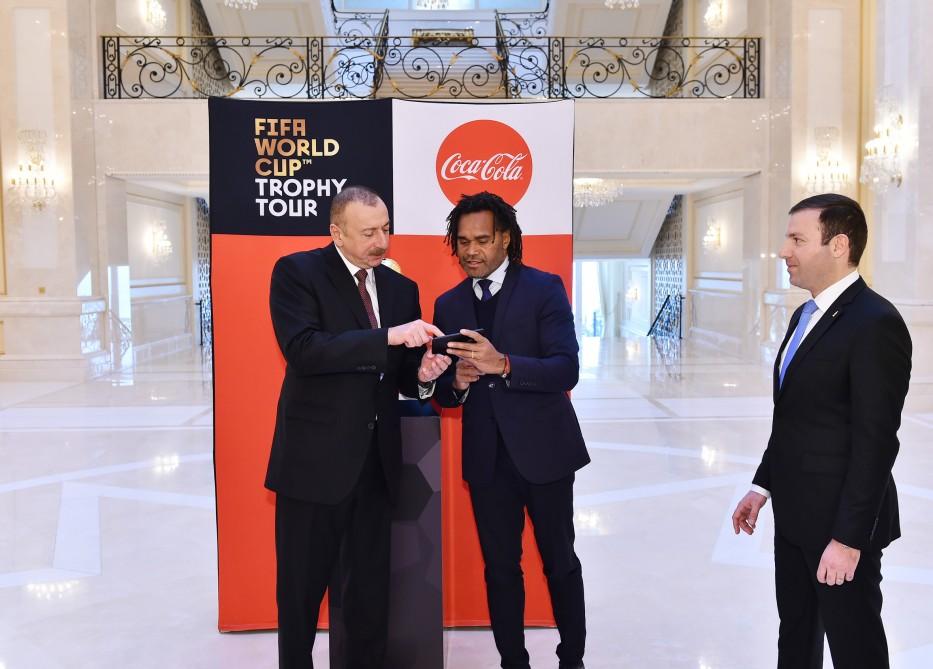 Президенту Ильхаму Алиеву представлен оригинал Кубка чемпионата мира по футболу (ФОТО)