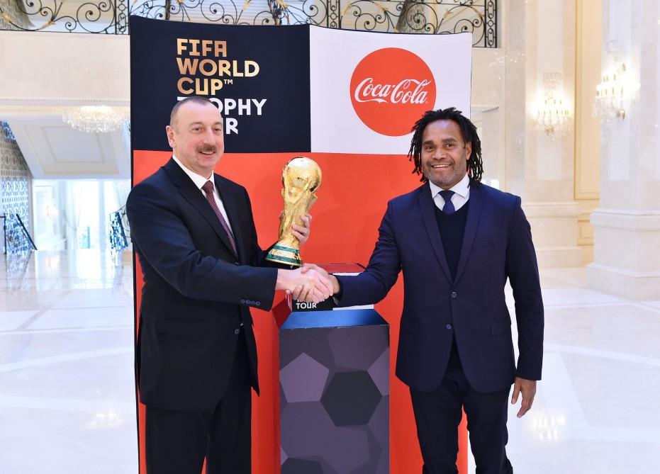 Президенту Ильхаму Алиеву представлен оригинал Кубка чемпионата мира по футболу (ФОТО)