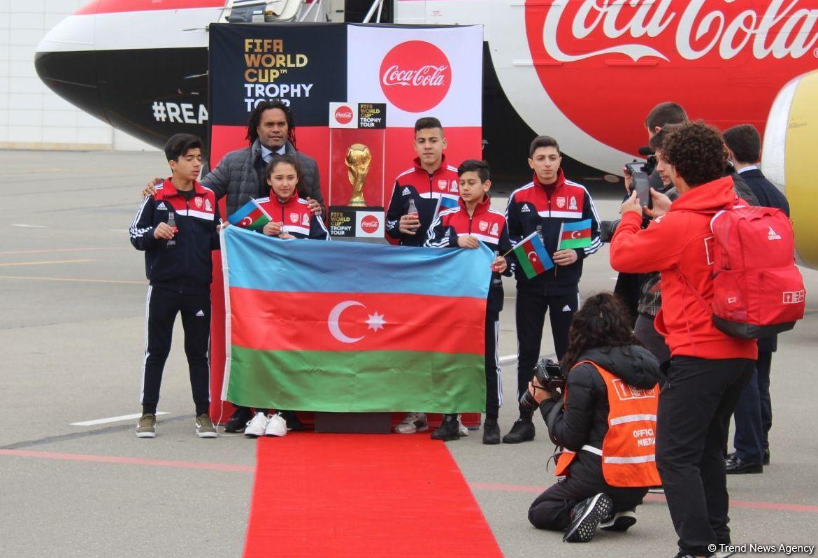 Кубок мира по футболу впервые привезен в Баку (ФОТО)