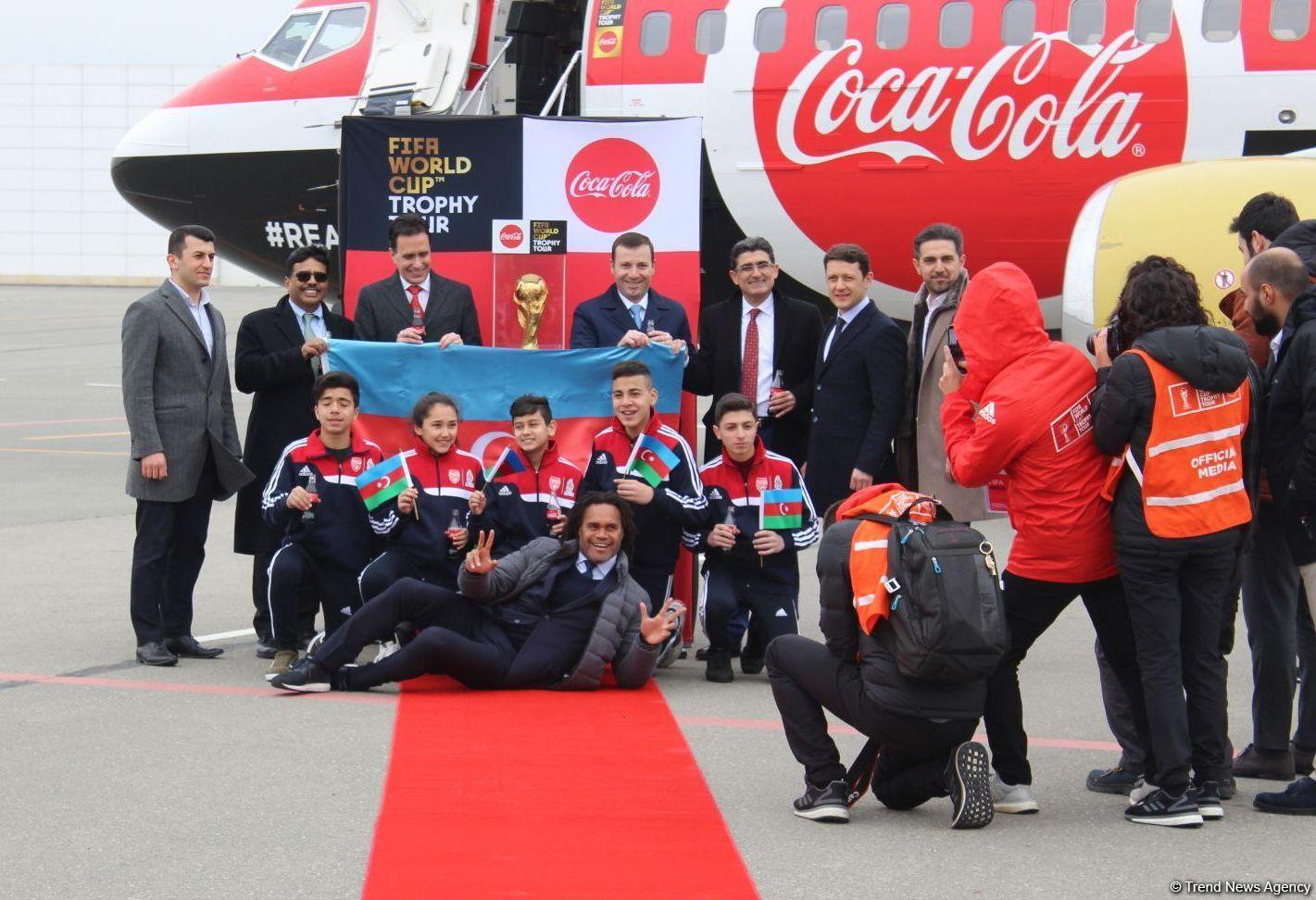 Кубок мира по футболу впервые привезен в Баку (ФОТО)