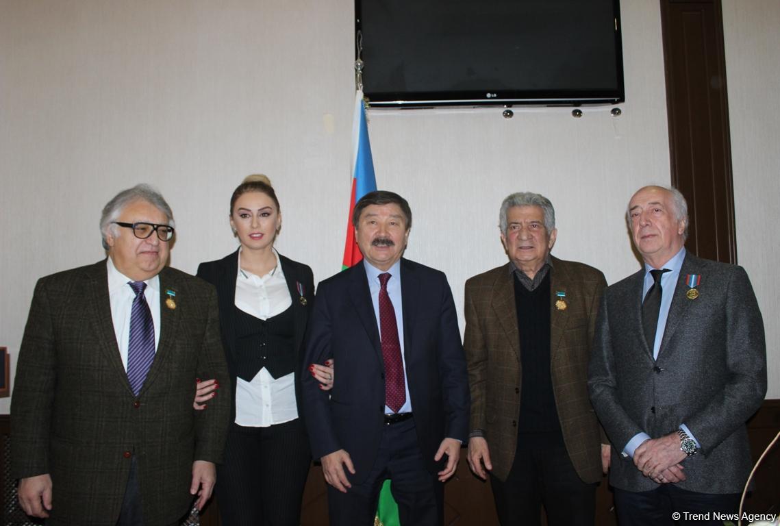 Деятелям культуры и искусства Азербайджана вручены почетные медали ТЮРКСОЙ (ФОТО)
